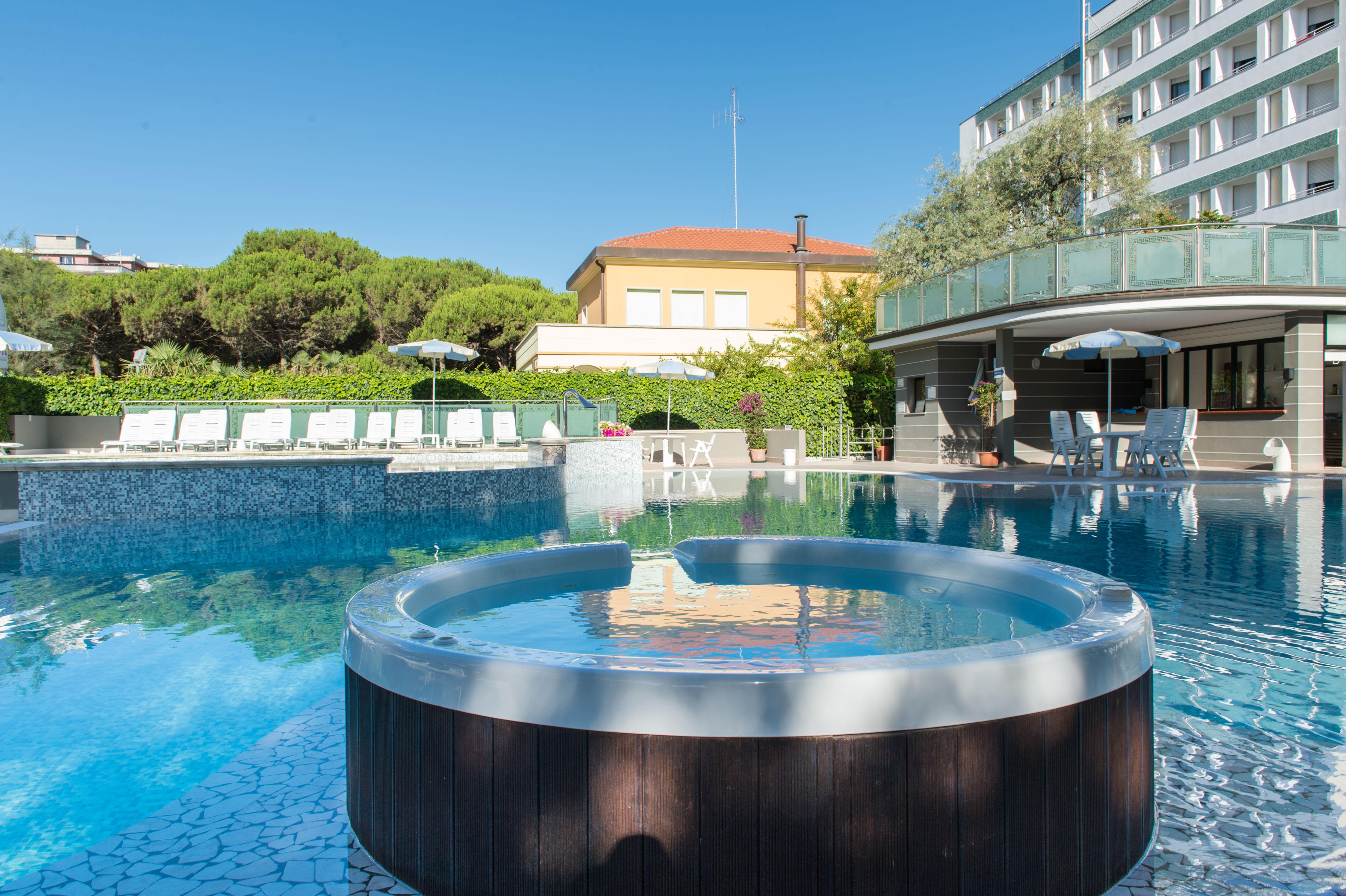 Hotel Luxor, piscina di 900mq a 150m Milano Marittima Esterno foto