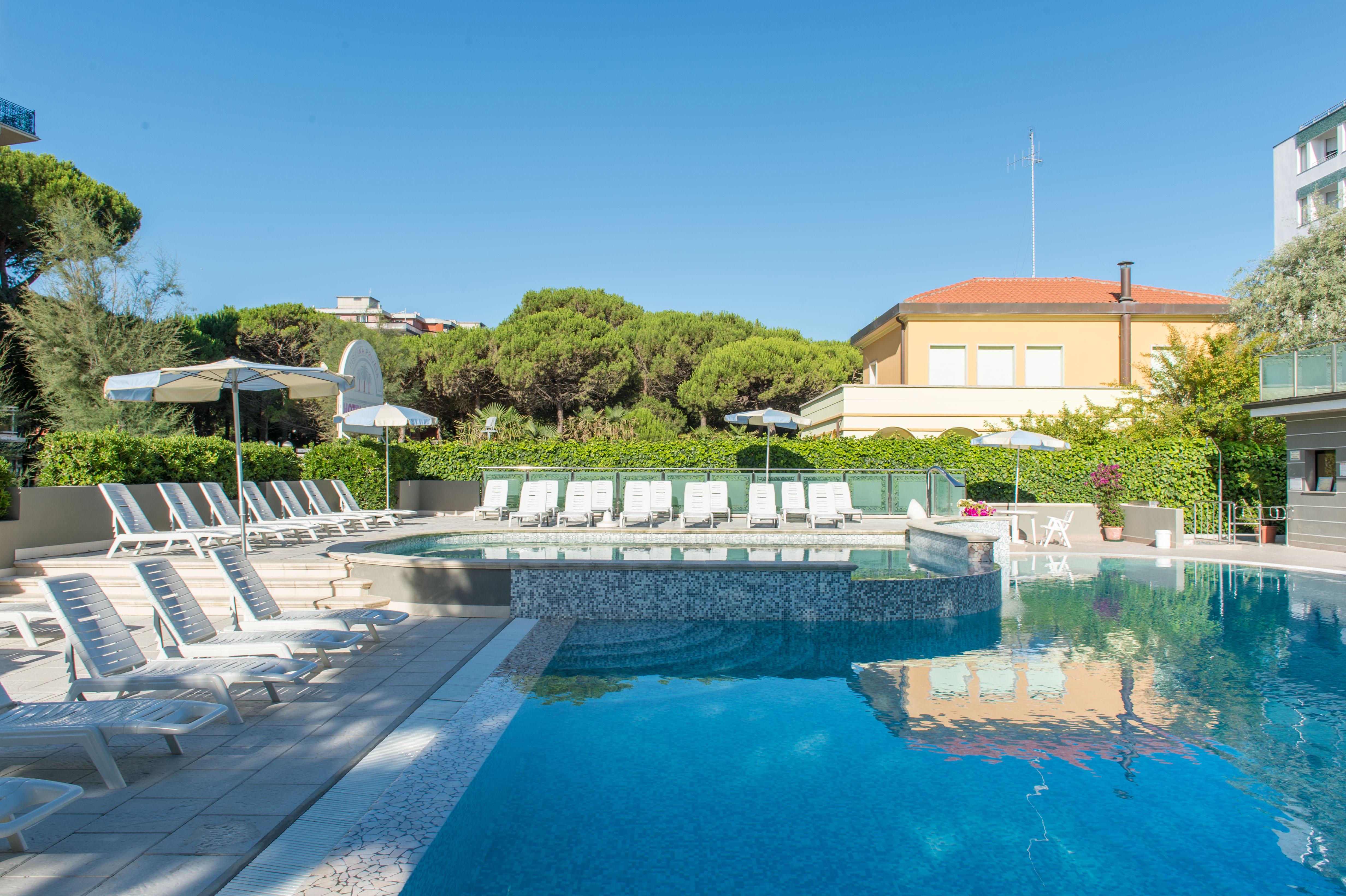 Hotel Luxor, piscina di 900mq a 150m Milano Marittima Esterno foto
