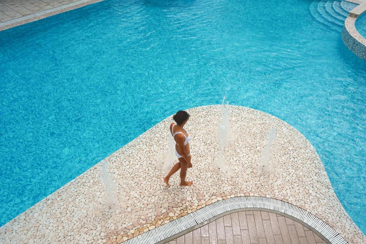 Hotel Luxor, piscina di 900mq a 150m Milano Marittima Esterno foto