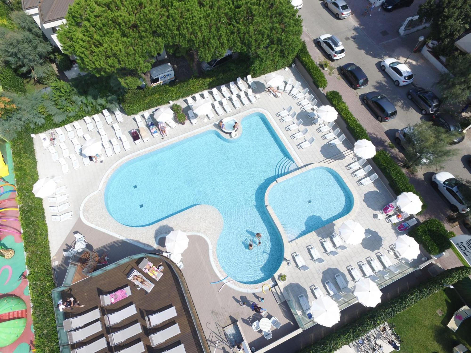 Hotel Luxor, piscina di 900mq a 150m Milano Marittima Esterno foto