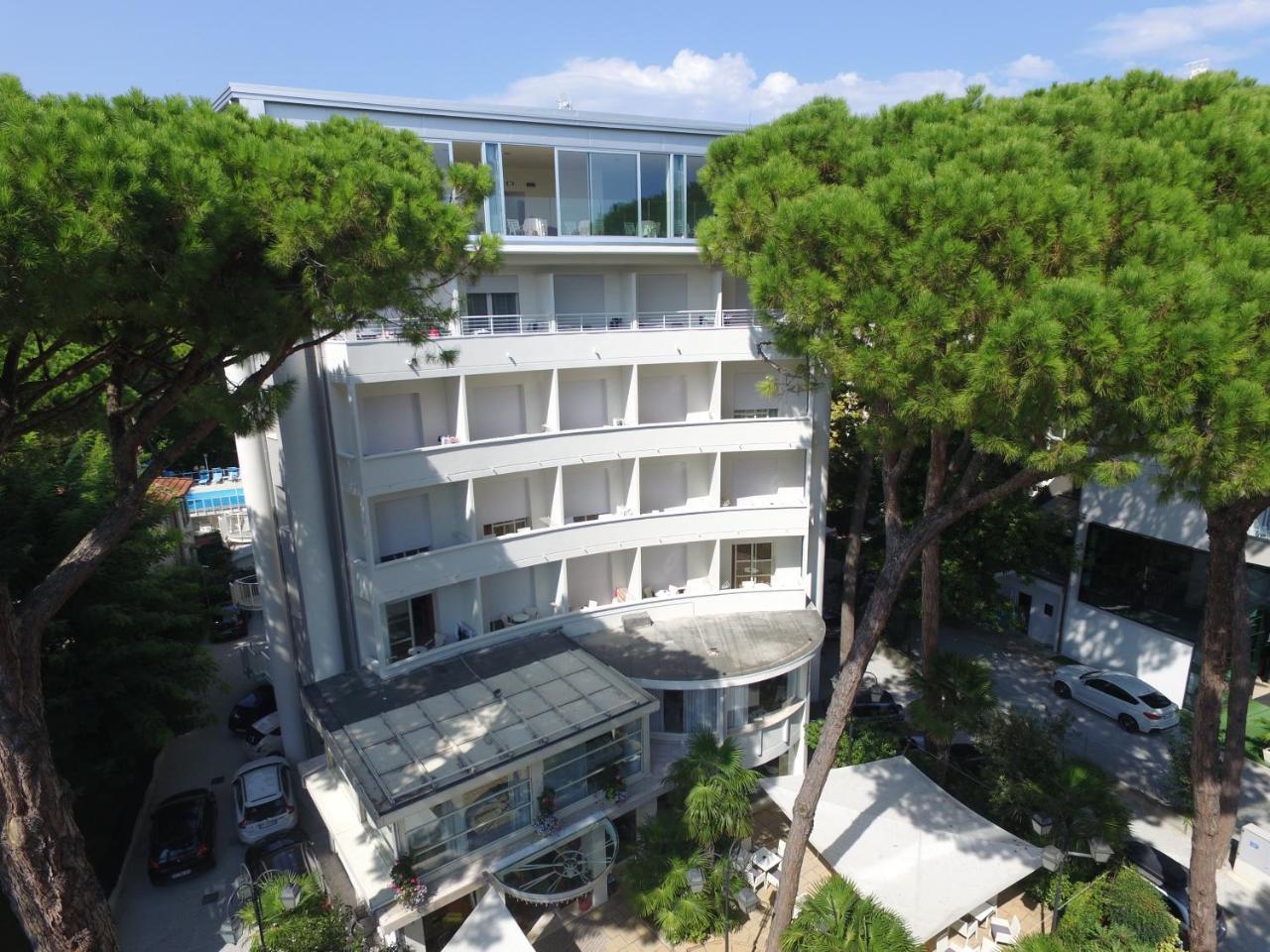 Hotel Luxor, piscina di 900mq a 150m Milano Marittima Esterno foto